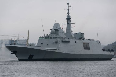 WARGeIP - Fransız donanmasının limandaki modern bir fırkateyni