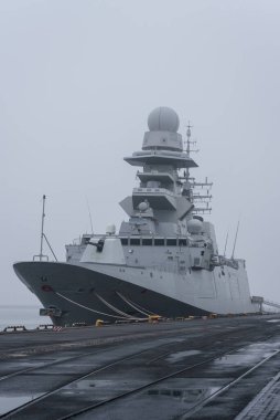 WARGeIP - İtalyan Donanması güdümlü füze fırkateyni liman iskelesine demir attı