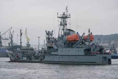 WARGeIP - Bir limanda donanma yakıt tankeri manevrası