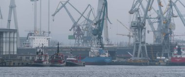 GDYNIA, POLAND - POLAND - 13 Mart 2024: SHIPYARD - Sisli havada sanayi manzarası