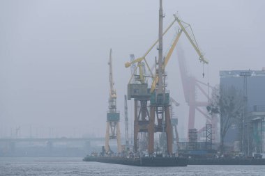 SHIPYARD - Sisli havada sanayi manzarası