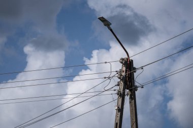 STREET LAMP - Kümülüs bulutlu gökyüzüne karşı fener