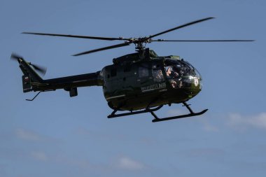 HELICOPTER - Mavi gökyüzünün arka planına karşı makine 
