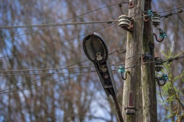STREET LAMP - Çok eski ve yok olmuş bir fener çok eski bir ahşap direğin üzerinde