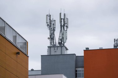 TELEKCOMUNİKASYON NETwork - Binanın çatısında GSM sistem vericisi antenleri