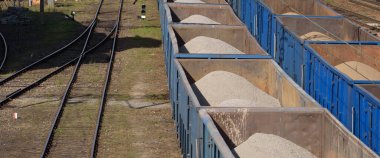 Demiryolu Transportu - Tren istasyonunun yanındaki mavi vagonlar