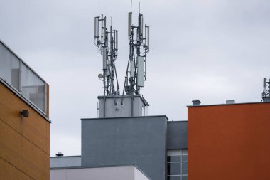 TELEKCOMUNİKASYON NETwork - Binanın çatısında GSM sistem vericisi antenleri