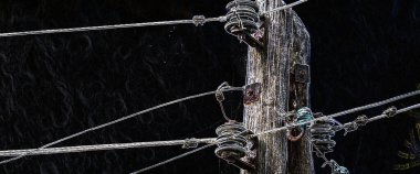 GERGİ POLE - Enerji altyapısının çok eski bir ahşap elementi