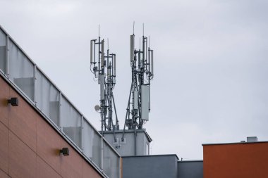 TELEKCOMUNİKASYON NETwork - Binanın çatısında GSM sistem vericisi antenleri