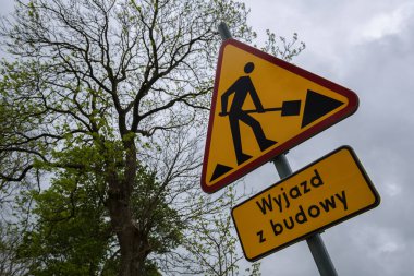 ROADWorKS AREA - Ağaçların arka planında aşınma işareti ve 