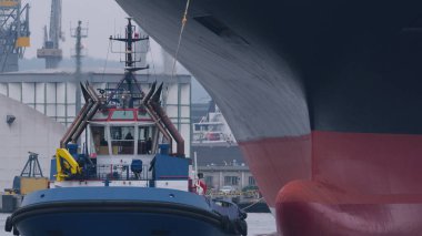 MARITIME TRANSORT - Liman limanında bir gemi ile römorkör manevrası