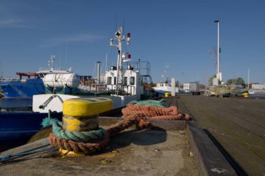 KOLOBRZEG, BATI POLAND - 27 NİSAN 2024: SEA PORT - Pilot botu, iskelede demirleme hatları