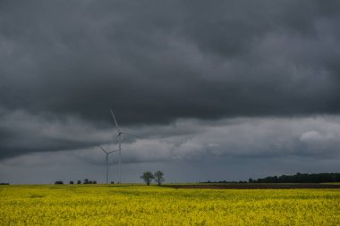 Yel değirmenlerinin üzerinde dramatik kara yağmur bulutları