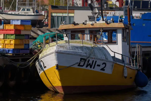 KOLOBRZEG, Batı Pomeranya - POLAND - 27 Nisan 2024: Balıkçılık Limanı - Rıhtıma demirlemiş bir balıkçı teknesi