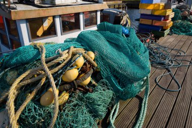 Balıkçılık Limanı - Rıhtımdaki balık kutuları ve ağlar