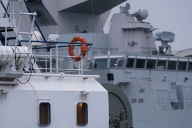 TUBOAT VE WARGeIP - Yardımcı gemi ve İtalyan Donanması güdümlü füze fırkateyni liman iskelesine demir attı