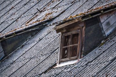 ARCHITECTURAL ELEMENT - Eski bir binanın asbest çatısında Dormer