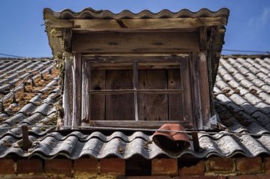 ARCHITECTURAL ELEMENT - Eski bir binanın asbest çatısında Dormer
