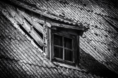 ARCHITECTURAL ELEMENT - Eski bir binanın asbest çatısında Dormer