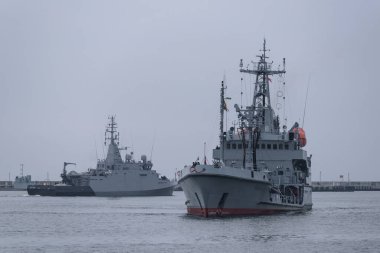 GDYNIA, POLAND - POLAND - 13 Mart 2024 WARSHIPS - Bir liman limanında Polonya Donanması manevraları bir tanker ve mayın öncüsü