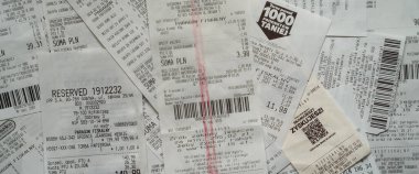 Batı Pomeranya - POLAND - 20 Nisan 2024: Mağazalardan yığınla mali makbuz 