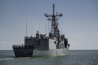 GDYNIA, POMERAN REJON - POLAND - 30 Mayıs 2023: Polonya Donanması 'nın denizde devriye gezen bir füze fırkateyni