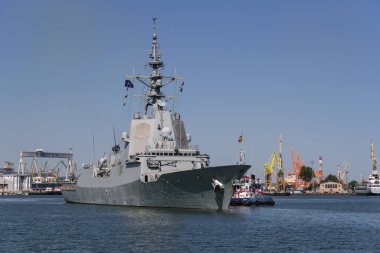 GDYNIA, POLAND - POLAND - 30 Mayıs 2023: İspanyol Donanma füze firkateyni ve römorkör botları deniz limanında manevra yapıyor