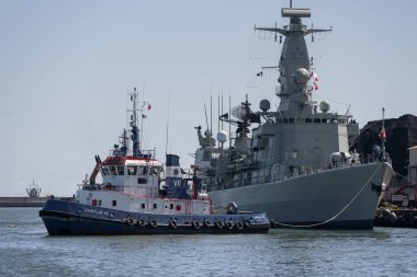 GDYNIA, POLAND - POLAND - 30 Mayıs 2023: Bir Portekiz füze firkateyni ve bir römorkör limanında manevra yapıyor