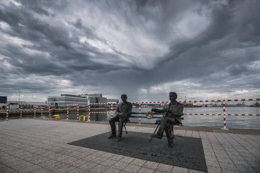 GDYNIA, POMERAN REGION - POLAND - 27 Mayıs 2024: Bu ikonik yerin inşaatçıları için resimli yağmur bulutları ve anıt (Bay Wenda ve Bay Kwiatkowski)