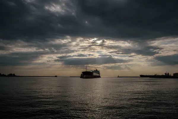 Deniz kıyısında hava - Deniz kıyısında son güneş ışığı ve dramatik yağmur bulutları