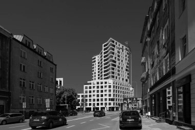 GDYNIA, POLAND REJON - POLAND - 27 MAYIS 2024: Eski şehrin klasik kiralık evleri ve arka planda modern bir apartman
