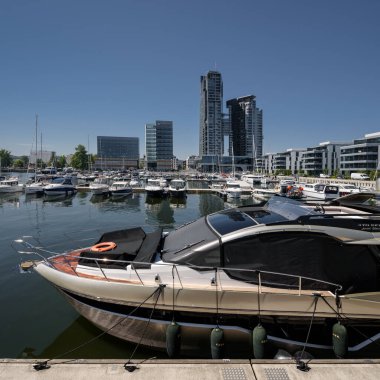 GDYNIA, POLAND - POLAND - 27 Mayıs 2024: Marina Yacht Park ve arka planda 