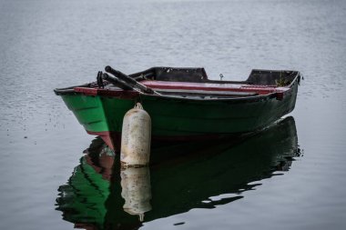 Göl kenarındaki LANDSCAPE Gölde küçük eski bir kayık