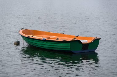 Göl kenarındaki LANDSCAPE Gölde küçük eski bir kayık