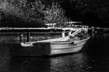 Göl kenarındaki LANDSCAPE Gölde küçük eski bir kayık