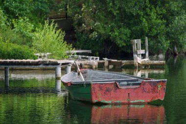 Göl kenarındaki LANDSCAPE Gölde küçük eski bir kayık