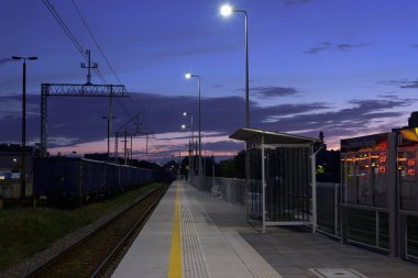 KOLOBRZEG, BATI POLAND - 20 Haziran 2024: Yerel trenler için şehir merkezindeki yedek tren istasyonu