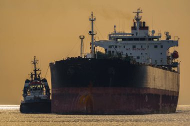 MARITIME TRANPORT - Liman limanına bir römorkör yardımı ile gemi yelken açıyor