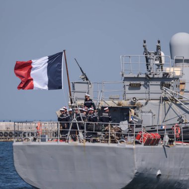 GDYNIA, POLAND - 27 MAYIS 2024: FS KOMENDANT BLAISON VE Fransız Donanması Bayrağı