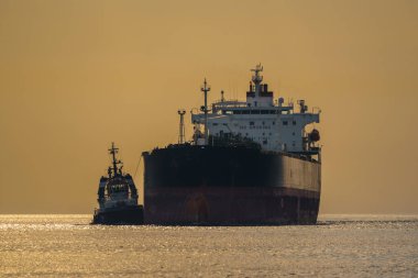 MARITIME TRANPORT - Liman limanına bir römorkör yardımı ile gemi yelken açıyor