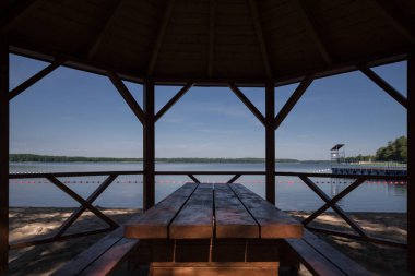 Göl kenarında dinlenme - Yüzme alanlarında dinlenme platformu