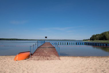 Gölün kıyısında yüzen su kurtarma botu.