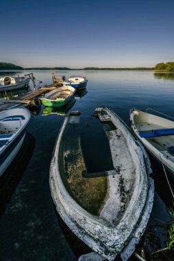 Göl kenarındaki LANDSCAPE Gölde küçük eski kayıklar
