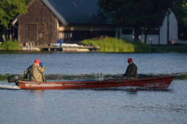 STARE DRAWSKO, BATI POLAND - 25 HAZİRAN 2024: LANDSCAPE Gölü - Balıkçılar gölde tekneyle açılıyorlar