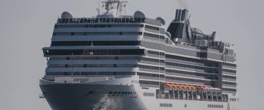 GDYNIA, POLAND - POLAND - 25 Mayıs 2024: MSC POESIA yolcu gemisi denizde yelken açıyor