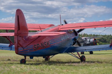BORNE SULINOWO, BATI POMERANYAN - POLAND - 11 Ağustos 2023: AN2 çift kanatlı uçak bir havaalanında