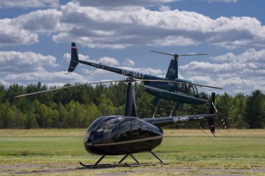 BORME SULINOWO, Batı Pomeranya - POLAND - 11 Ağustos 2023: HELICOPTERS - Saha havaalanında iki özel makine