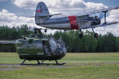 BORNE SULINOWO, Batı Pomeranya - POLAND - 11 Ağustos 2023: Helikopter ve AN2 çift kanatlı uçak bir havaalanında  