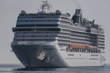 GDYNIA, POLAND - POLAND - 25 Mayıs 2024: MSC POESIA yolcu gemisi denizde yelken açıyor