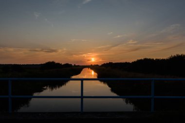 Sunset - Nehir kenarındaki akşam manzarası